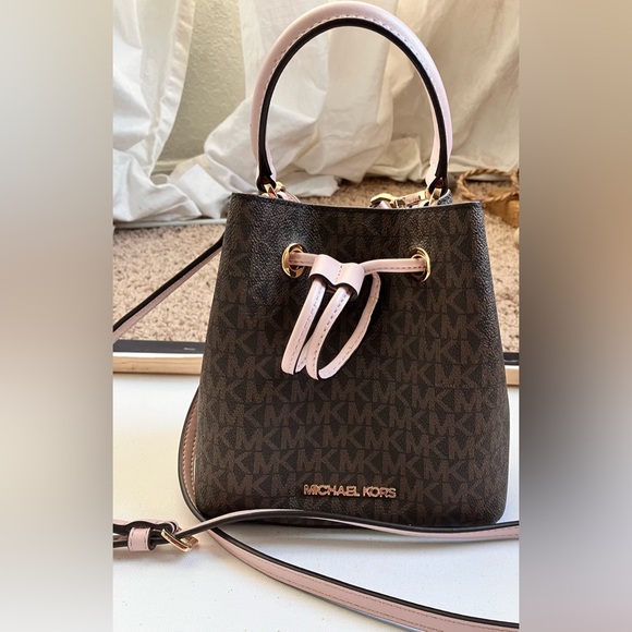 Michael Kors Handbags - ❌Michael Kors small Mercer Bucket Bag
